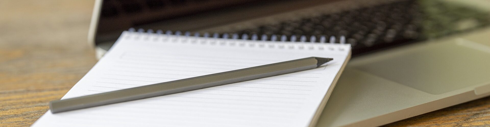 carnet crayon et ordinateur pour modifier site rdpress